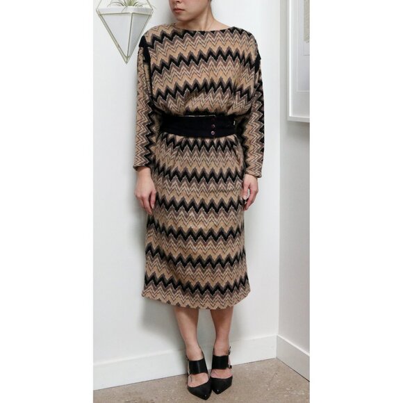 70s Zigzag Patterned Batwing Sweater Dress w/ Waist Cinching Belt, Dolman Sleeve - Picture 3 of 7